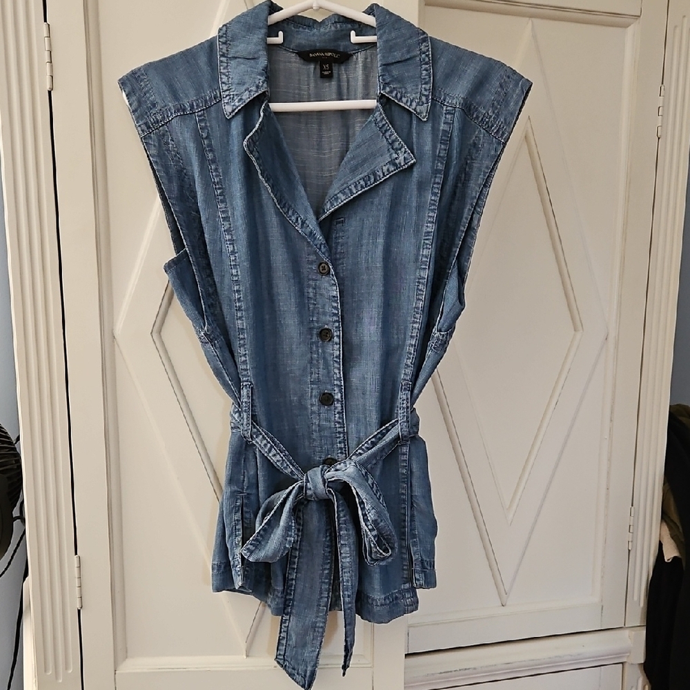✨️Banana Republic Women's Blue Denim Top